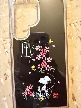 Peanuts Snoopy Black Case with Pink Cherry Blossom Design S24 ultra